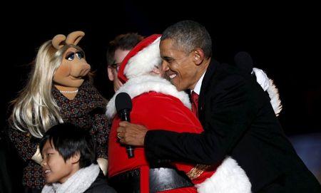 Obama hosts Christmas tree lighting in Washington
